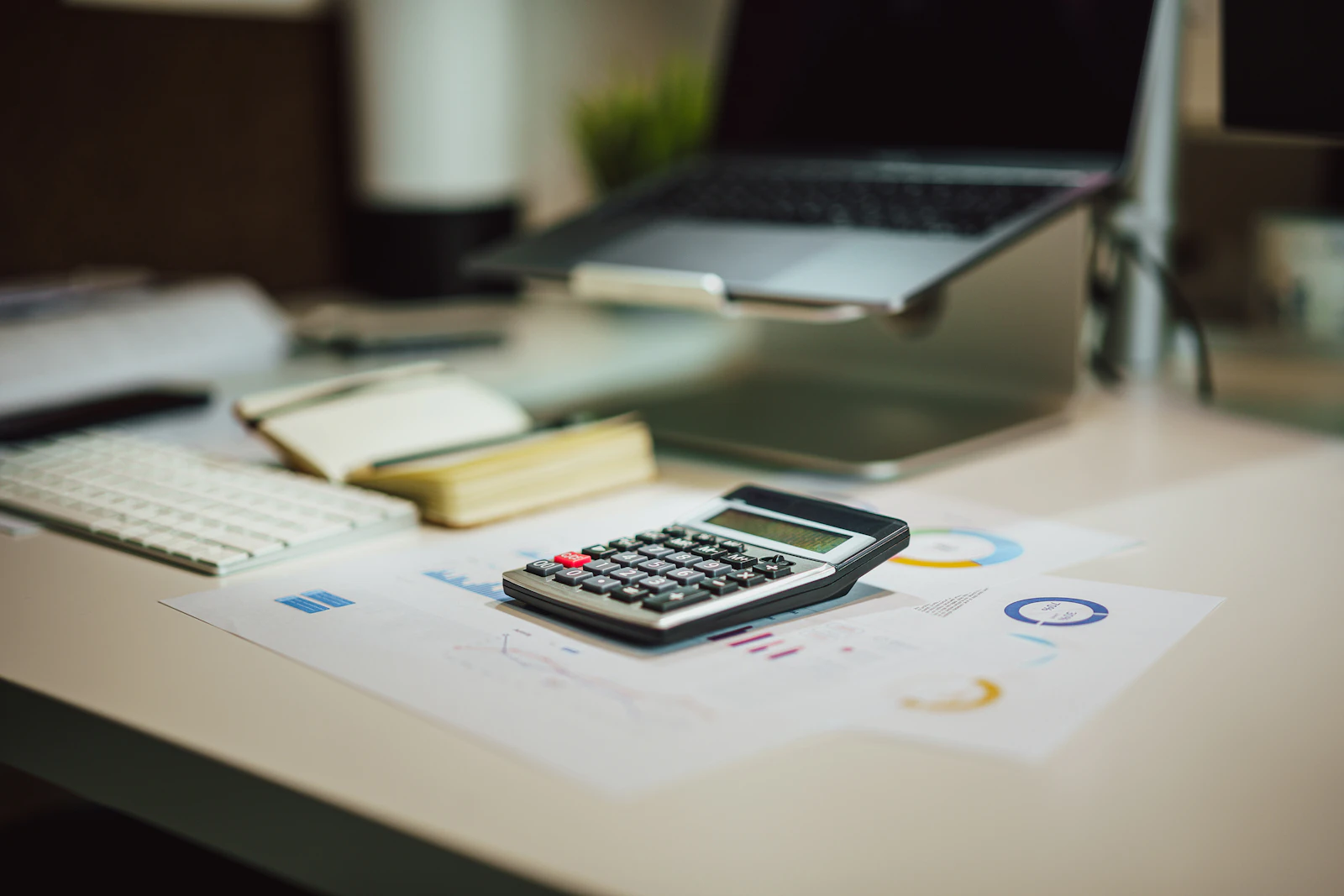 Boleta de impuesto predial y una calculadora sobre una mesa