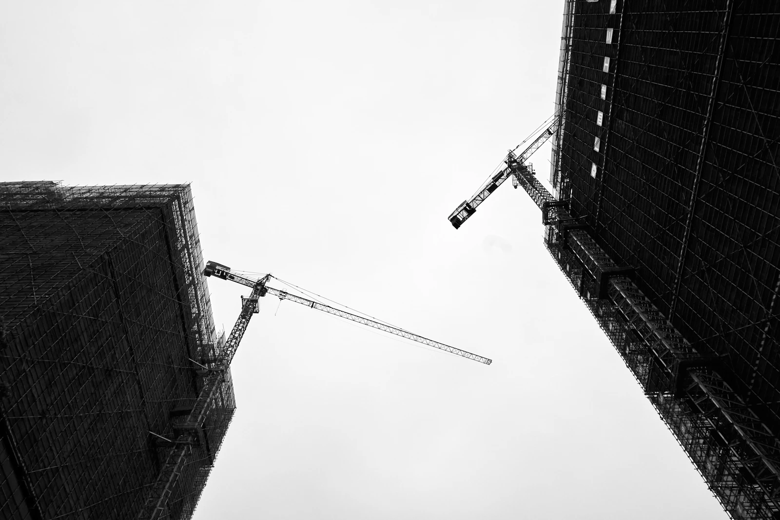 Grúa de construcción y edificios nuevos en desarrollo