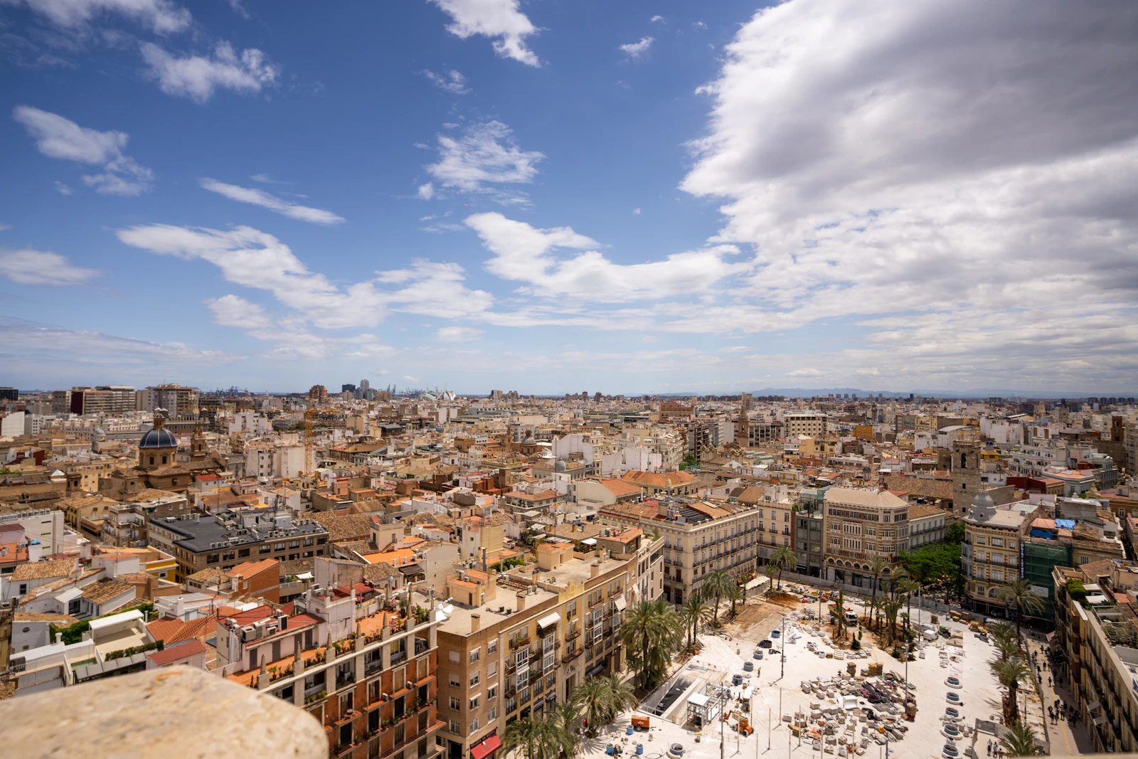 Vista aérea de un barrio residencial denso en València con edificios de ladrillo
