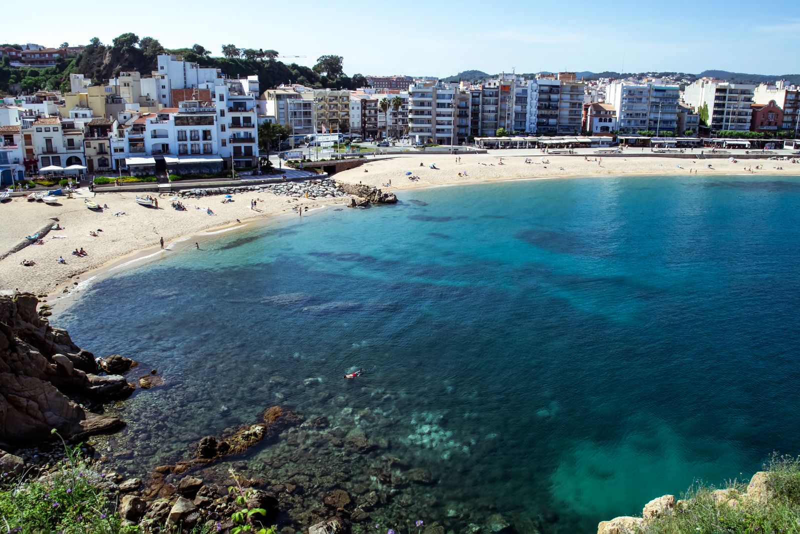 Vista panorámica de un pueblo costero en Cataluña con casas frente al mar