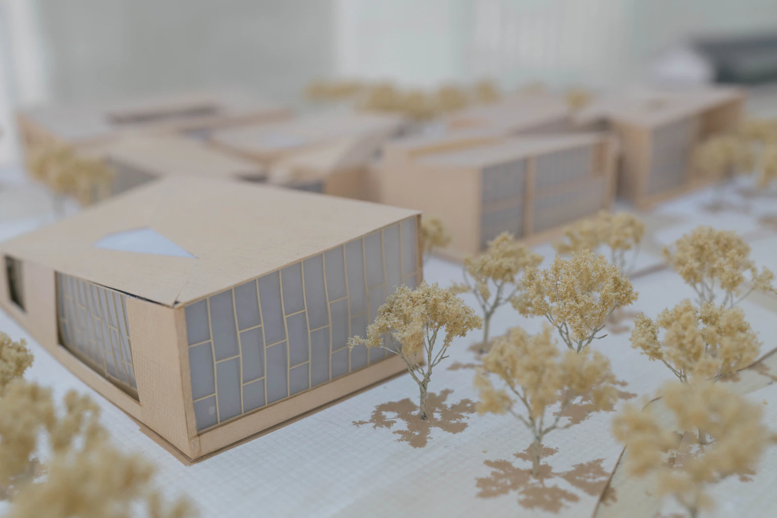 Una maqueta arquitectónica de un barrio sostenible con bloques de viviendas de altura media y muchas zonas verdes
