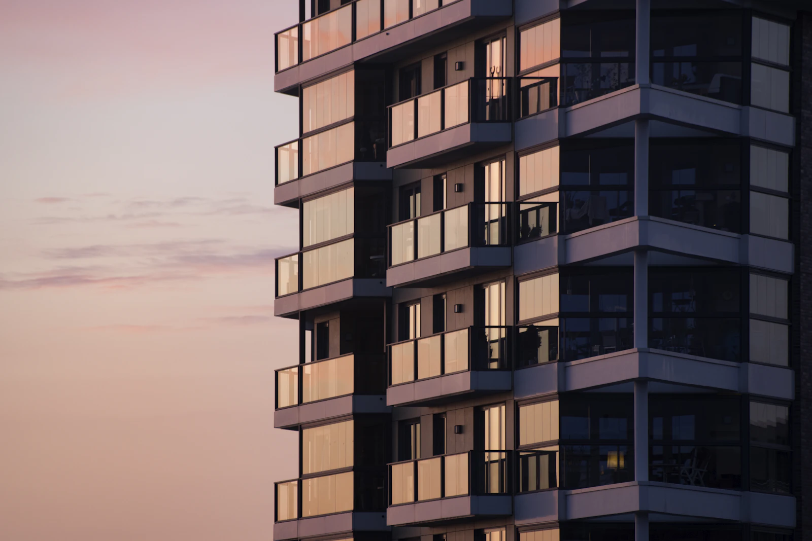 Fachada de un edificio residencial de varios pisos al atardecer