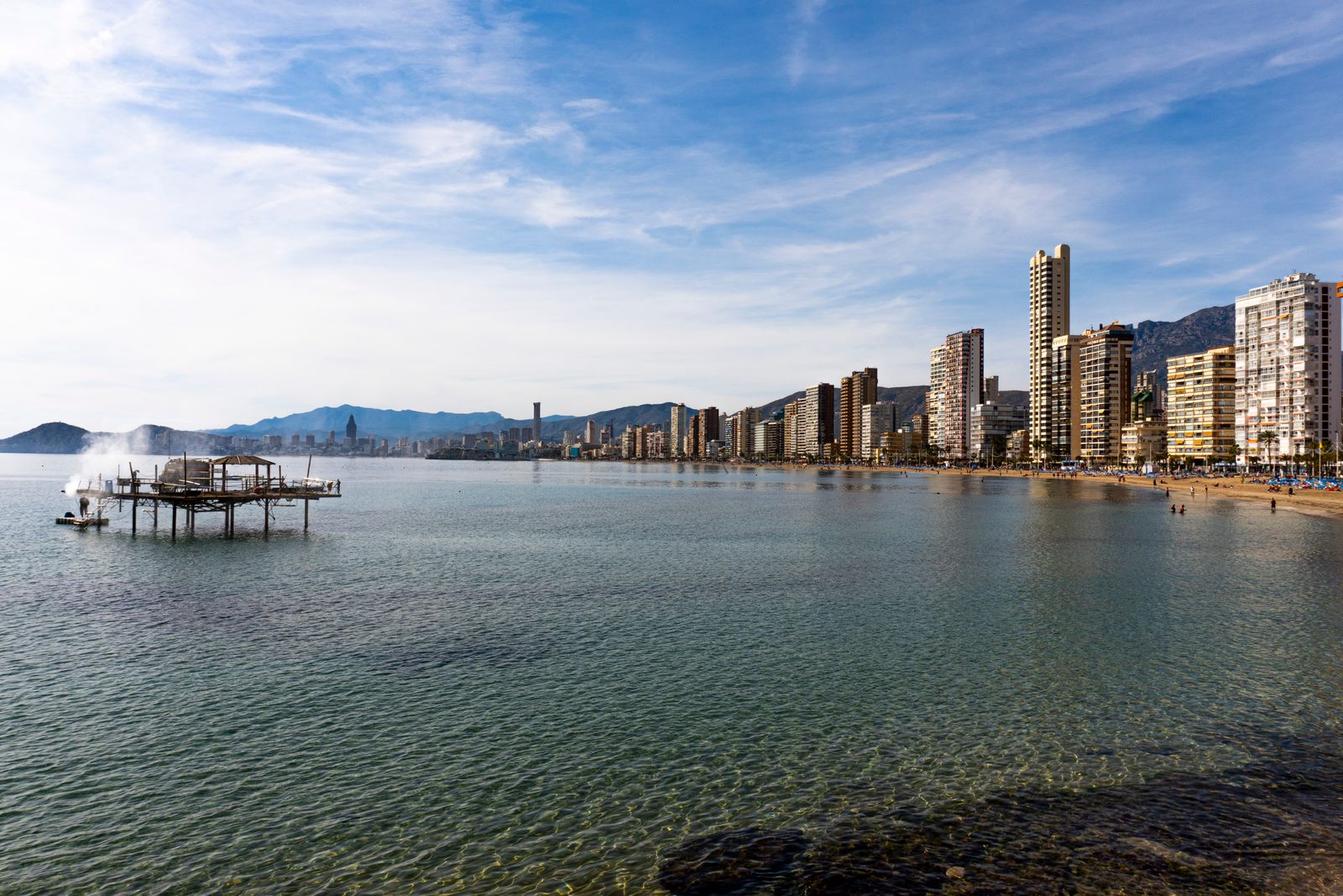 Una calle residencial y peatonal del centro histórico de Benidorm, con comercios locales