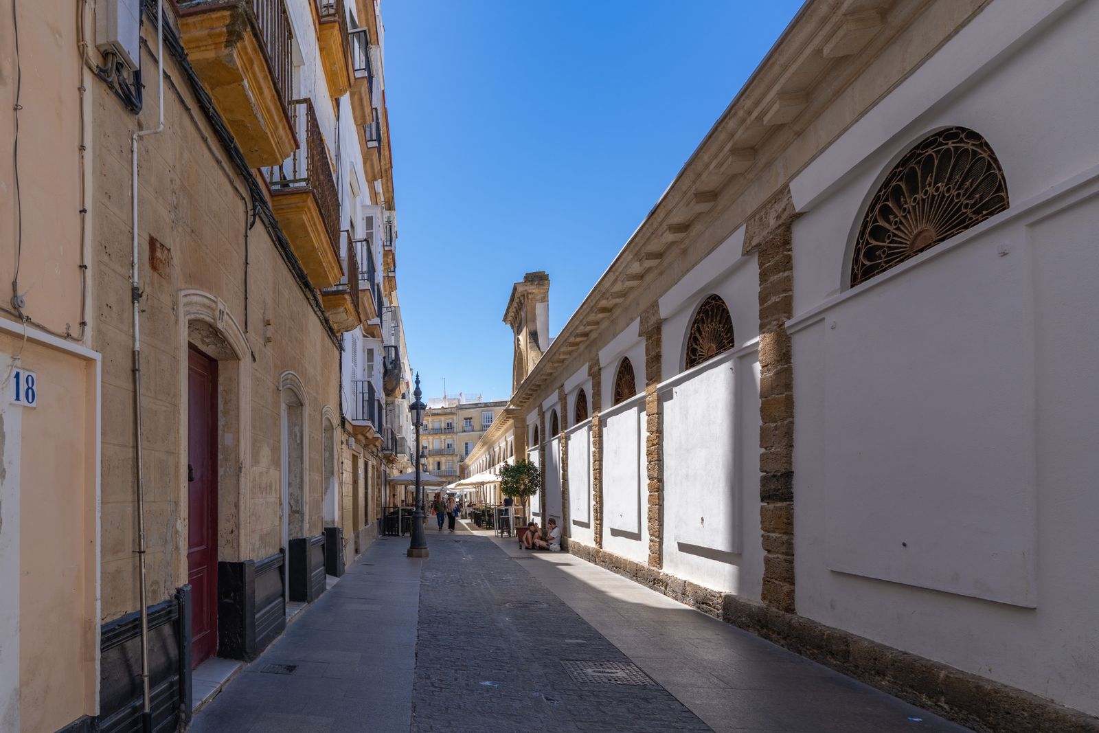 Una calle residencial en el barrio de La Viña con balcones de hierro y edificios de colores