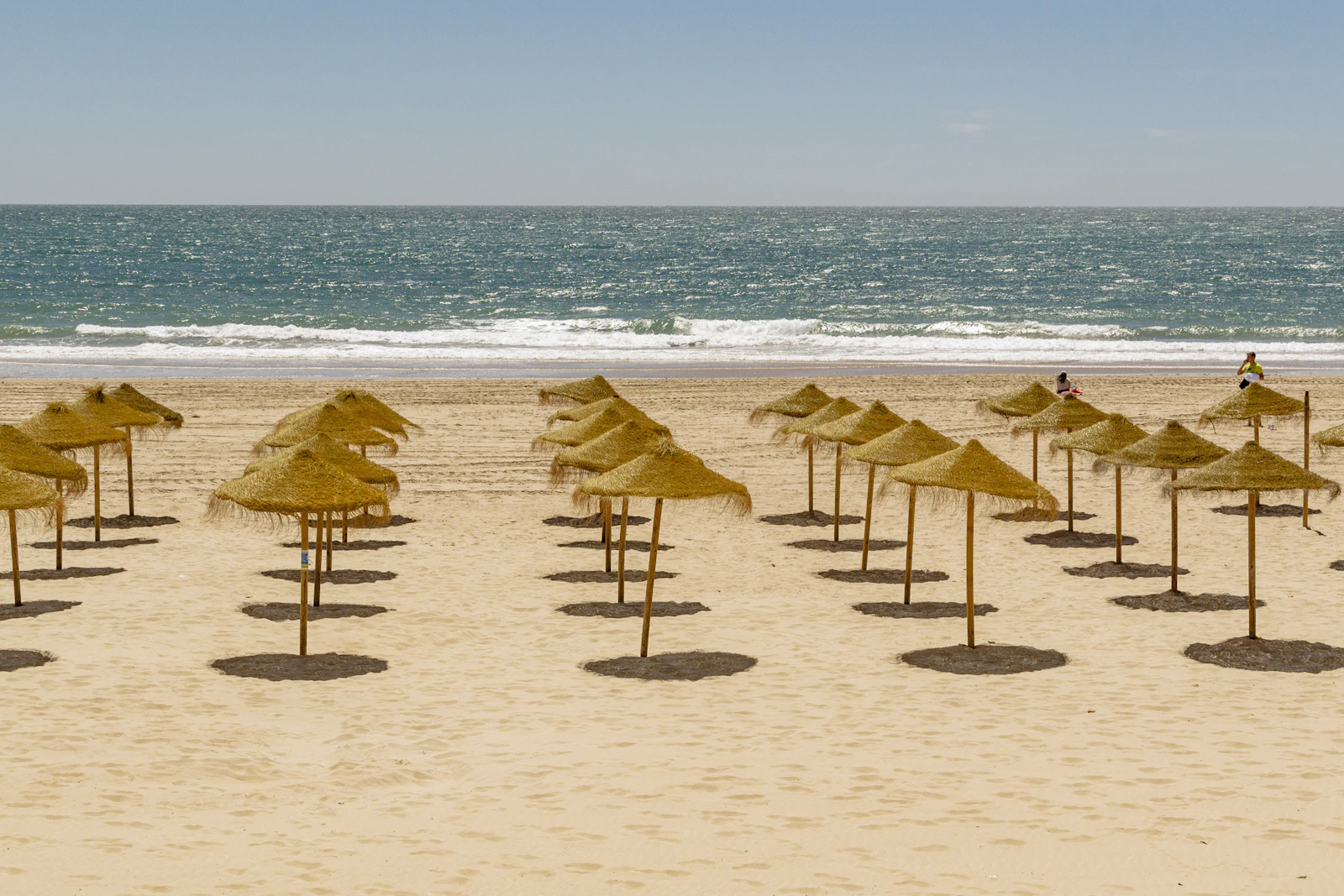 Familias y bañistas locales en la Playa de la Victoria al final del día