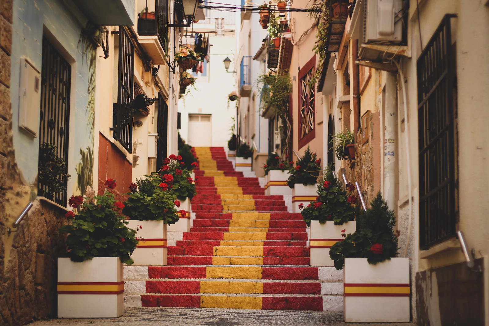 Una calle residencial y blanca del casco antiguo de Calpe