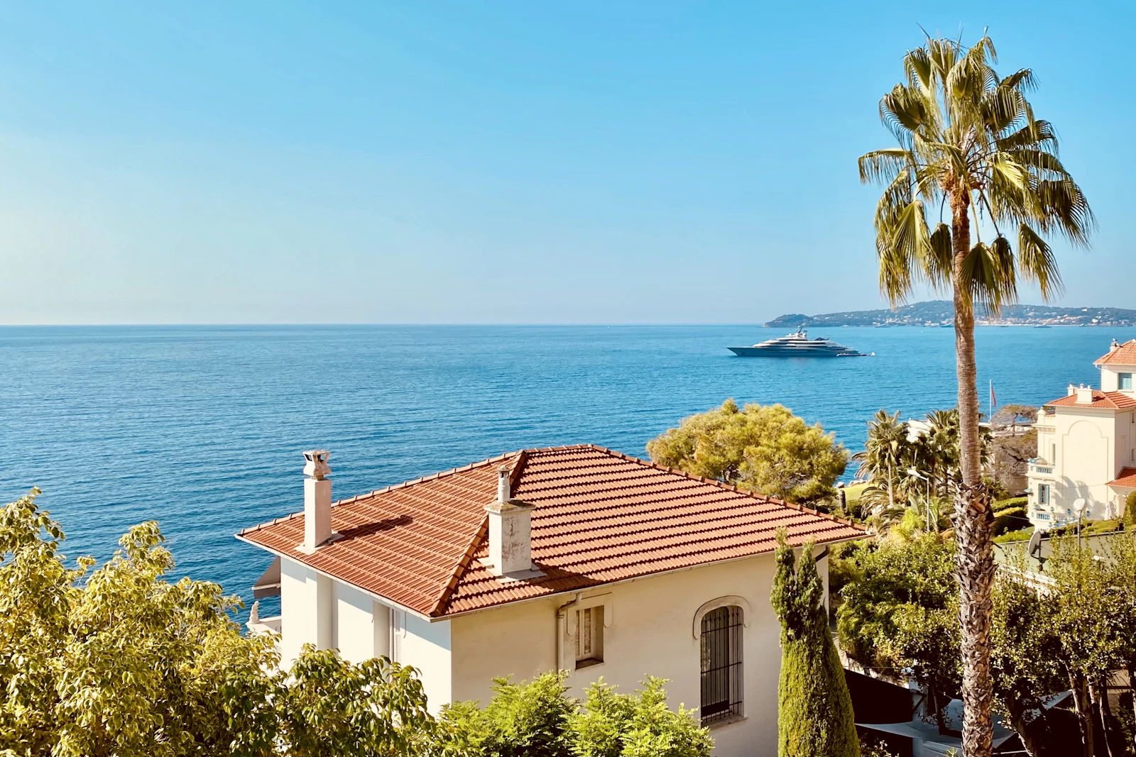 Una urbanización de chalets blancos en la colina frente al mar en Calpe