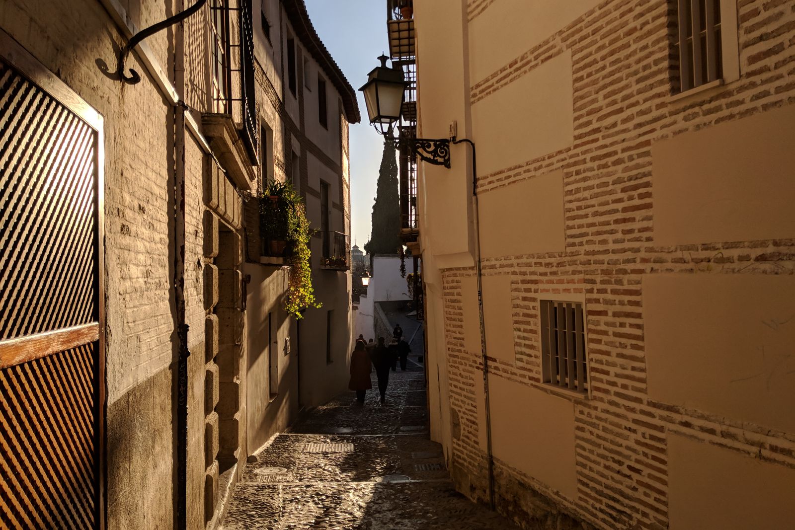Una calle residencial tranquila en el barrio del Realejo con edificios tradicionales