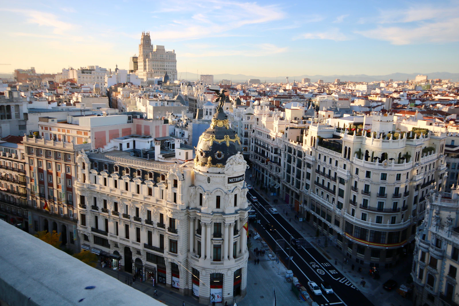 Calle del barrio de Salamanca en Madrid con edificios residenciales de principios del siglo XX y balcones de hierro