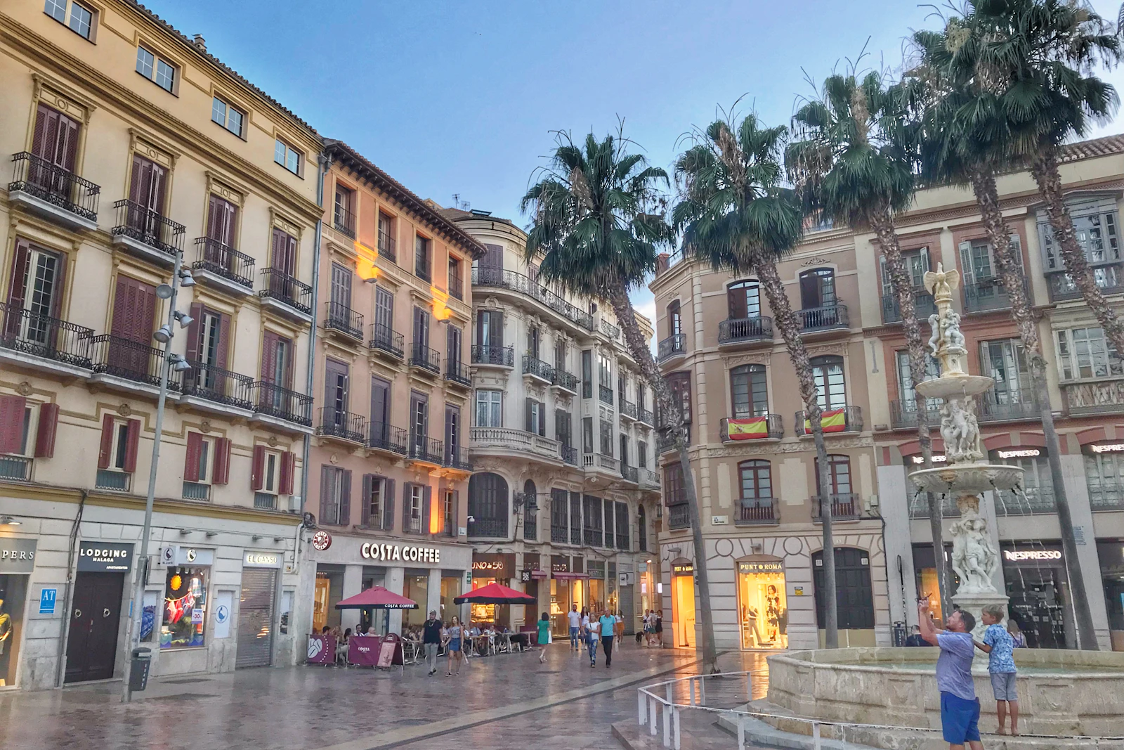 Una calle residencial en el barrio de Pedregalejo, cerca del mar, con casas tradicionales y vegetación