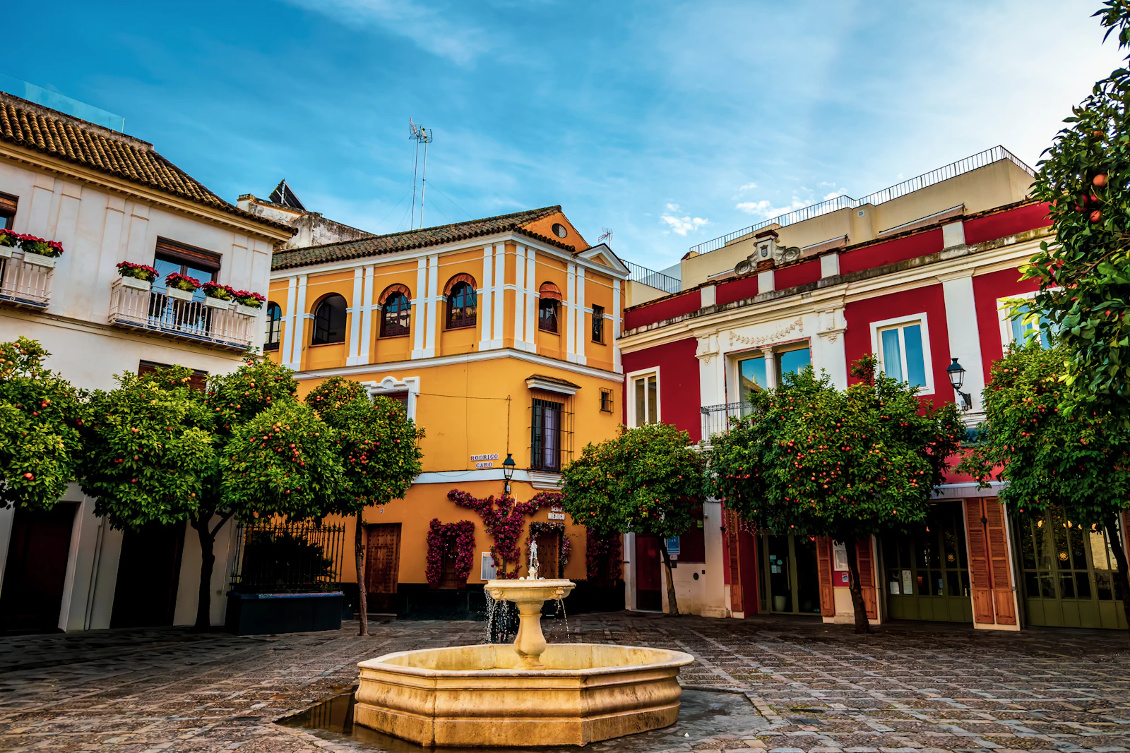 Una calle residencial en el barrio de Triana, con edificios tradicionales y vida vecinal