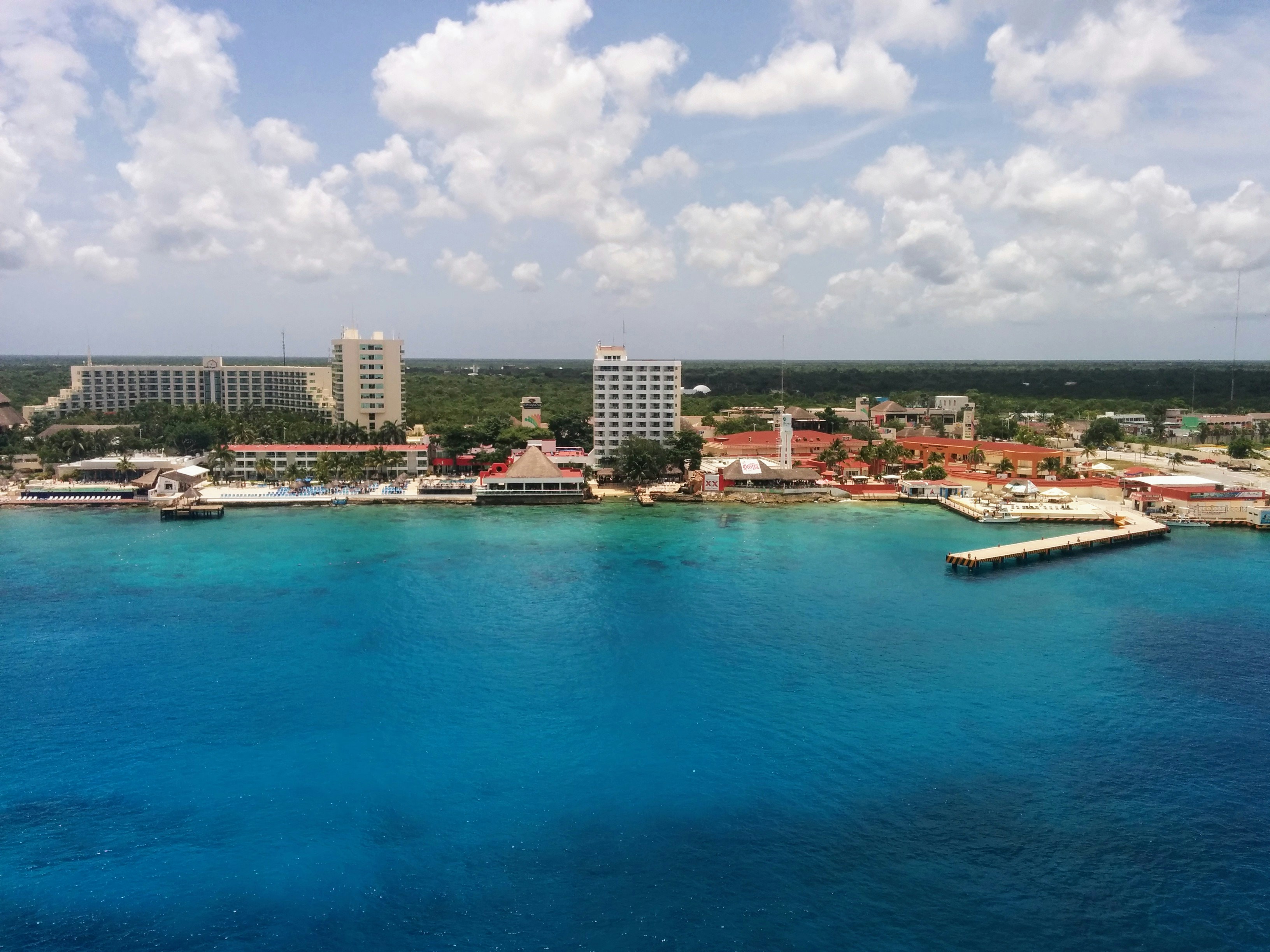 Una imagen de la vida cotidiana en Cozumel, mostrando a residentes disfrutando de la playa y las actividades al aire libre.