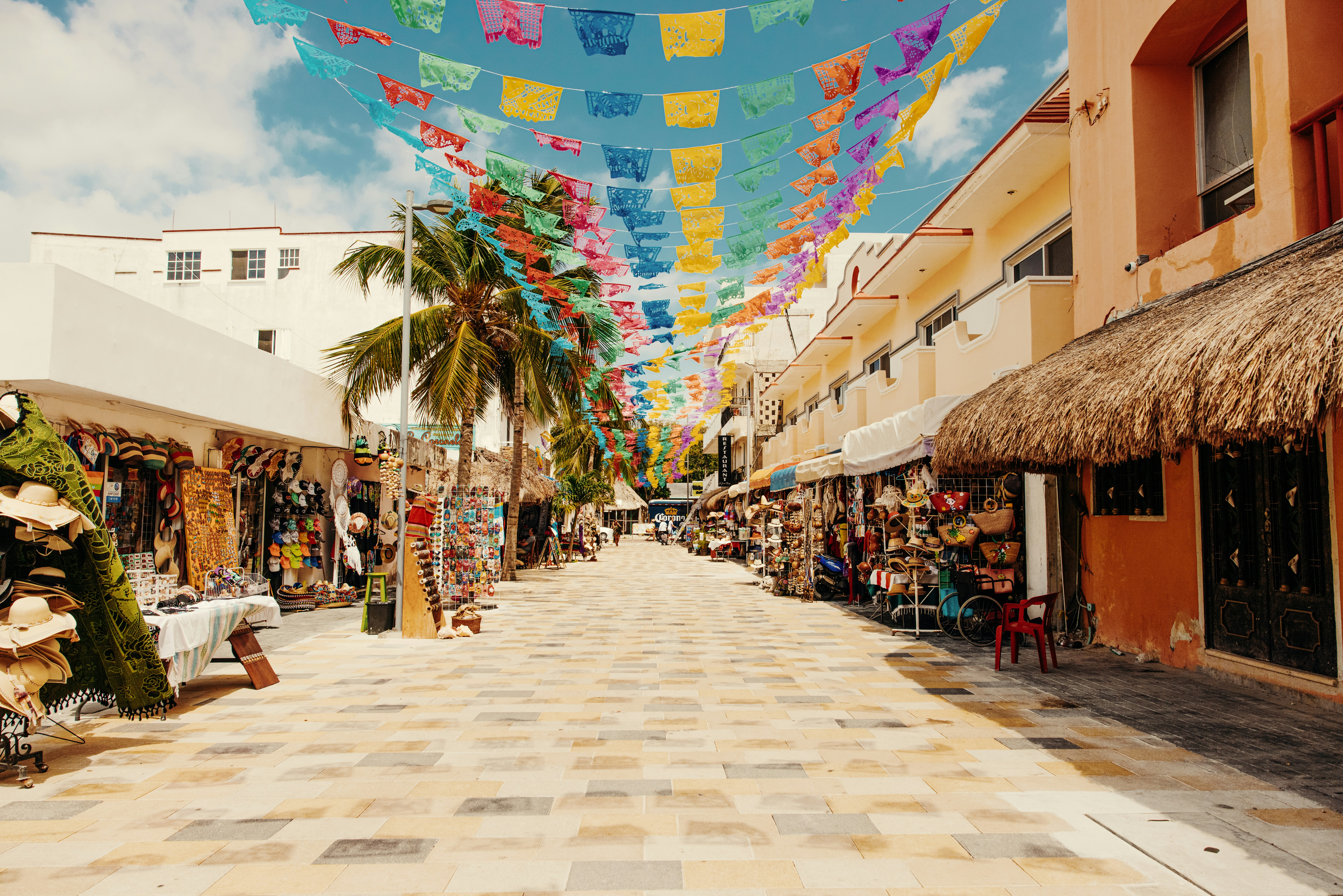 Una imagen de la vida nocturna en Cozumel, mostrando bares y restaurantes con música en vivo.