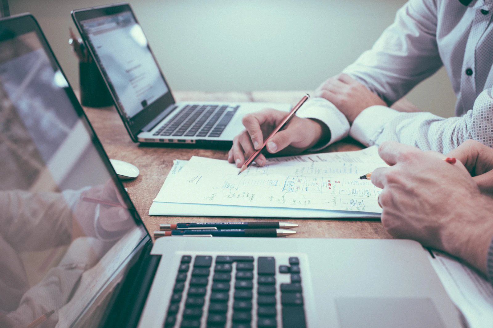 Un consultor financiero revisando gráficos y documentos con un cliente extranjero