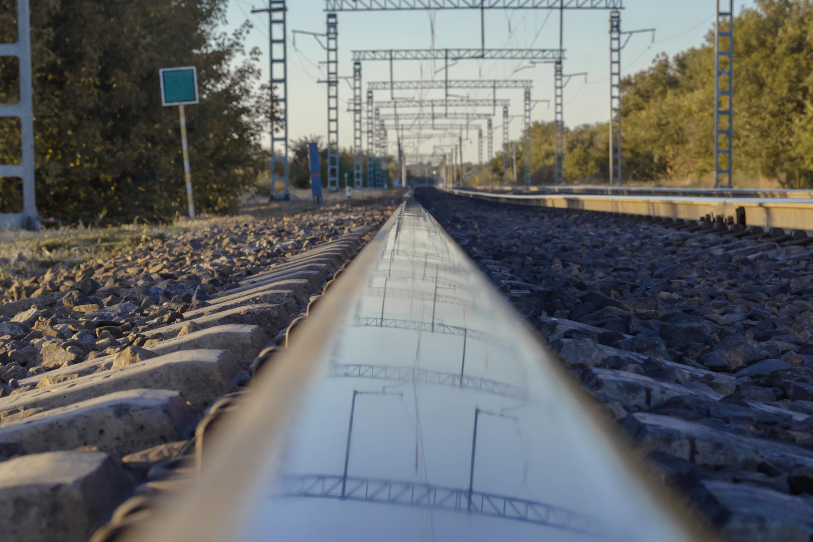 Plano técnico de una red ferroviaria sobre una mesa de trabajo de ingeniería