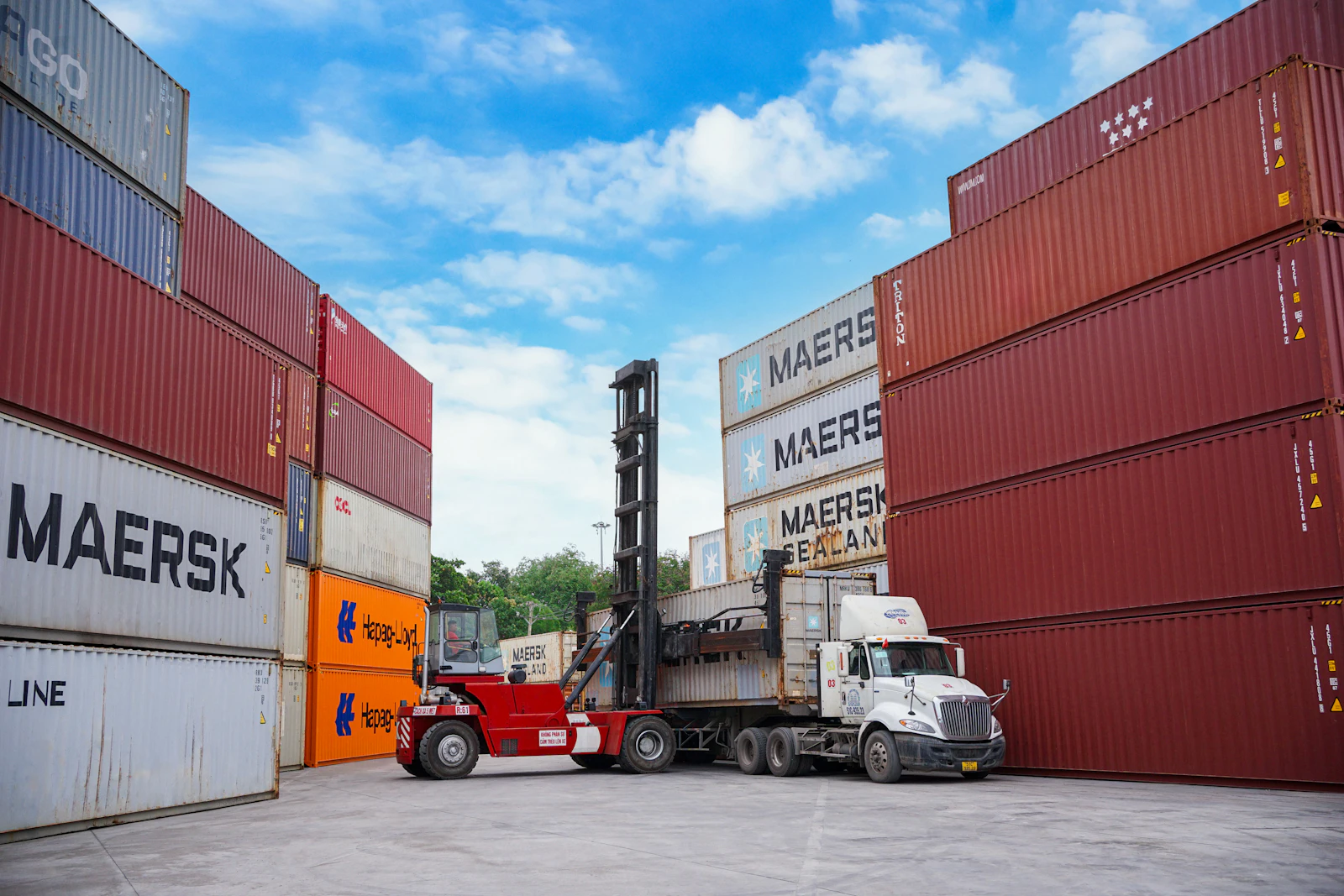 Naves industriales modernas con camiones de carga estacionados